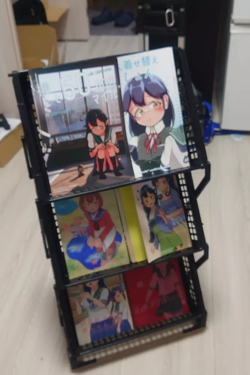 日本同人展最累的从不是画稿！一个折叠书架，把摆摊的狼狈压进几秒，戳中所有创作者的现实焦虑！