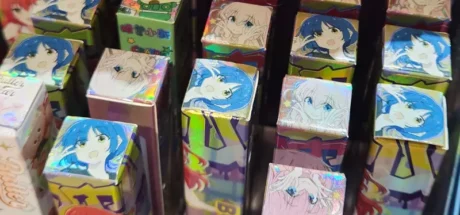日本动漫《孤独摇滚！》盗版周边竟现身商场！画师认出自己作品，维权为何这么难！ - 奇趣星球报