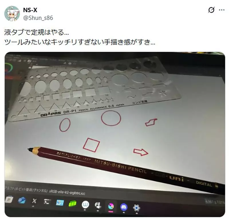 日本漫画家把画圆尺直接放上数位屏,软件明明能画圆,为什么不少画手仍偏爱传统工具? 日本漫画家把画圆尺直接放上数位屏,软件明明能画圆,为什么不少画手仍偏爱传统工具?