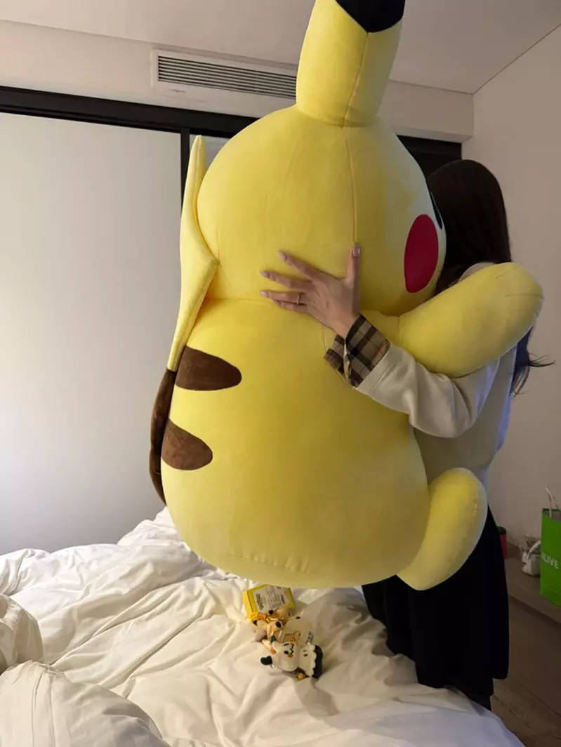 1000韩元赢下一米高皮卡丘,带回日本却多花200美元!最贵的一关在机场! 1000韩元赢下一米高皮卡丘,带回日本却多花200美元!最贵的一关在机场!
