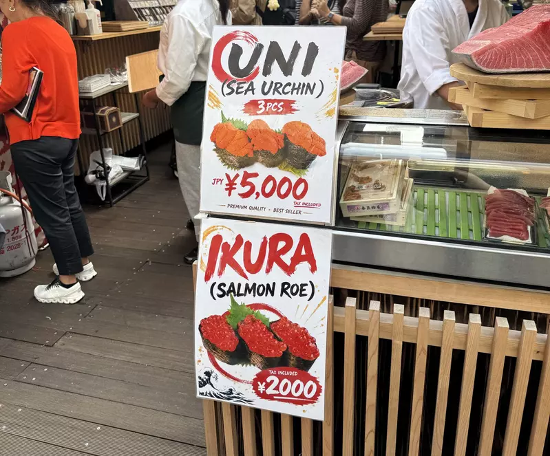 日本游客区餐饮价格引争议,英文招牌越醒目越该绕开?网友为这条提醒分成两派 日本游客区餐饮价格引争议,英文招牌越醒目越该绕开?网友为这条提醒分成两派