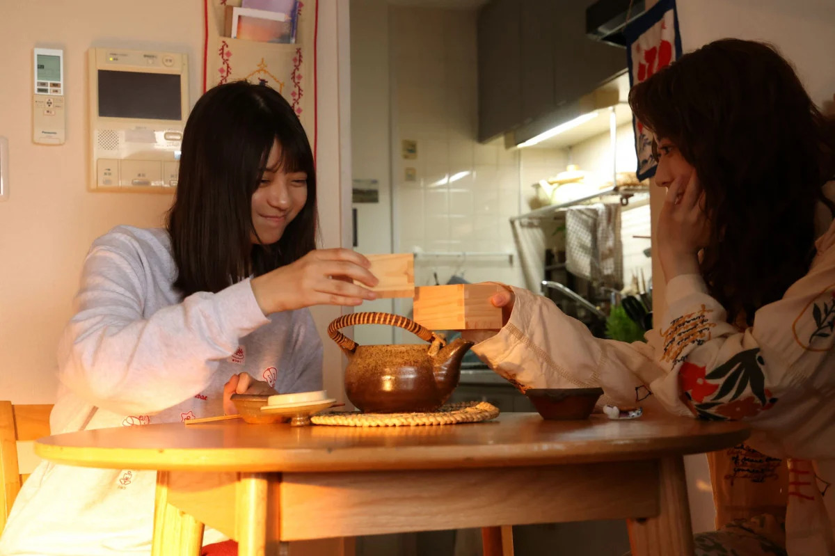 连休息都觉得有负罪感?日剧《两人逃避》里的两个女孩,让人重新想起无所事事的快乐! 连休息都觉得有负罪感?日剧《两人逃避》里的两个女孩,让人重新想起无所事事的快乐!