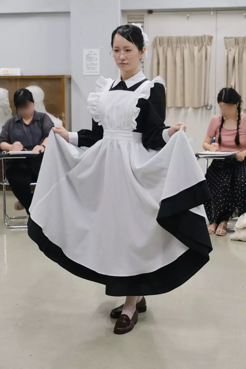 女仆提起裙摆竟是在威吓?日本网友把优雅姿势玩成晒装接力,连多人合照都安排上了! 女仆提起裙摆竟是在威吓?日本网友把优雅姿势玩成晒装接力,连多人合照都安排上了!