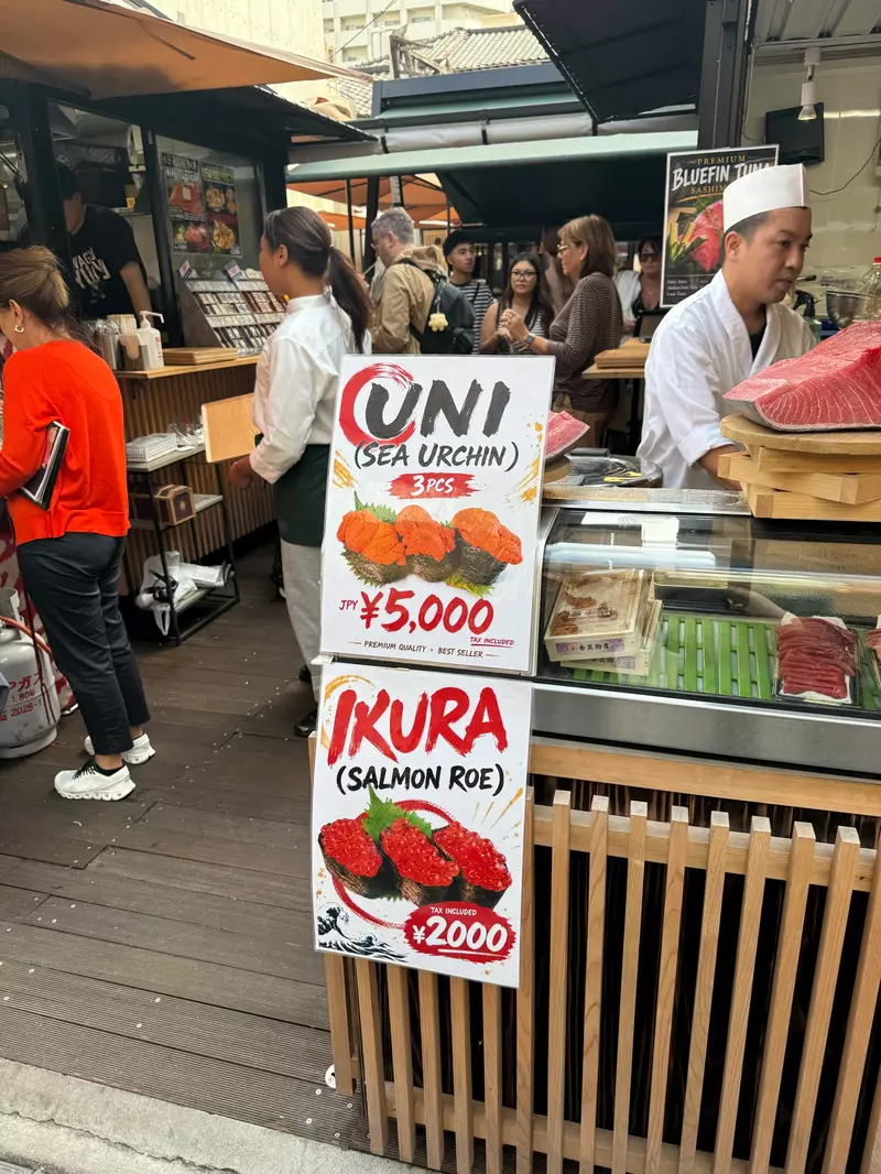 日本游客区餐饮价格引争议,英文招牌越醒目越该绕开?网友为这条提醒分成两派 日本游客区餐饮价格引争议,英文招牌越醒目越该绕开?网友为这条提醒分成两派