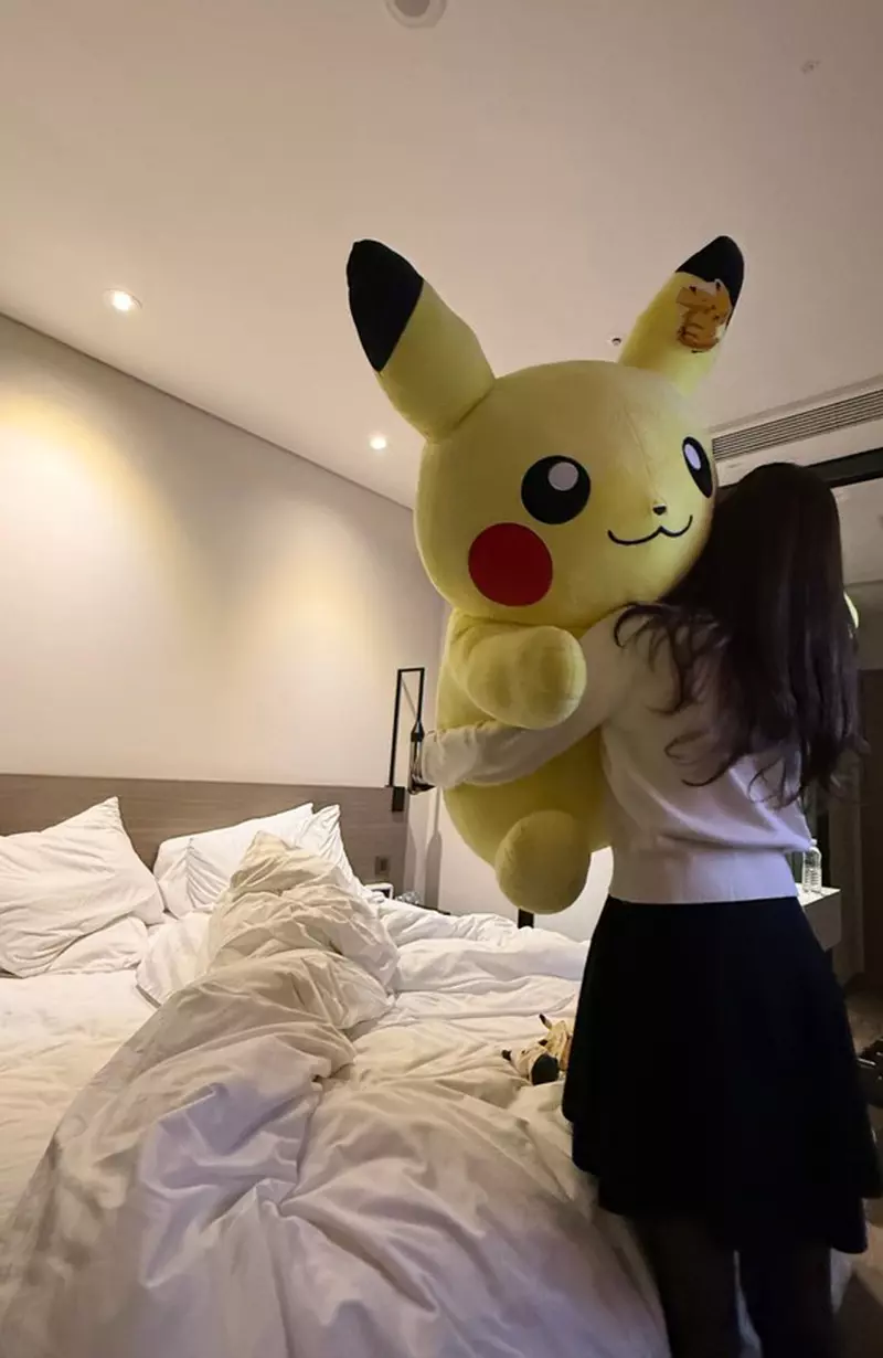 1000韩元赢下一米高皮卡丘,带回日本却多花200美元!最贵的一关在机场! 1000韩元赢下一米高皮卡丘,带回日本却多花200美元!最贵的一关在机场!