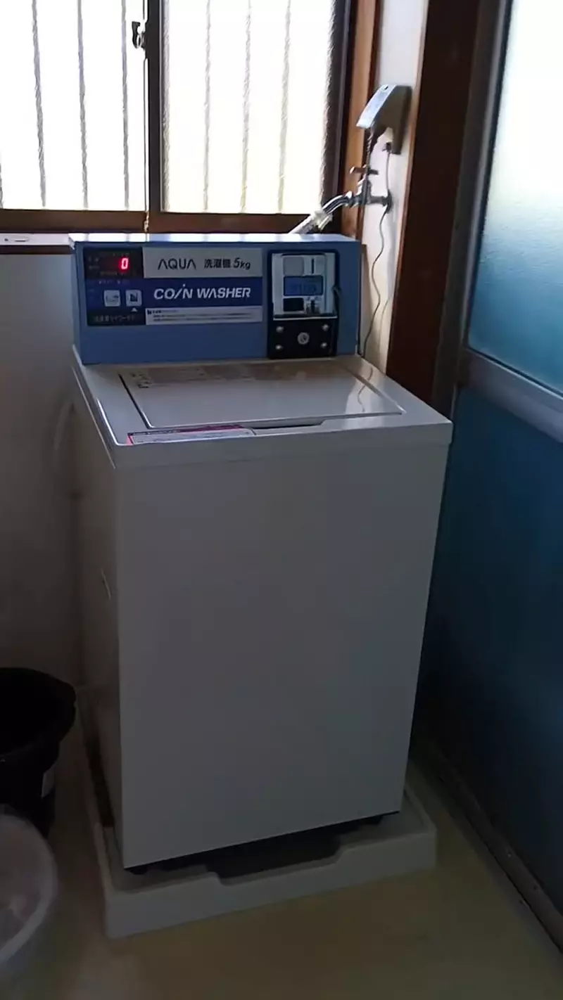网友花约六万日元买回二手投币洗衣机,在家洗衣也得投币,一把钥匙让硬币反复用 网友花约六万日元买回二手投币洗衣机,在家洗衣也得投币,一把钥匙让硬币反复用