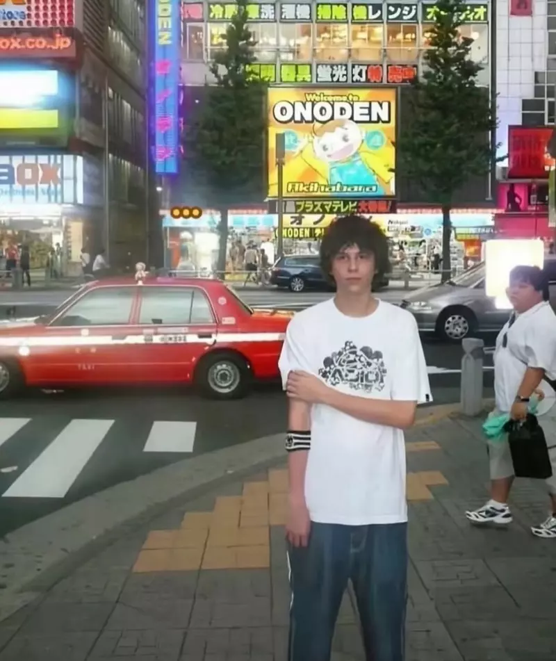 在日本秋叶原拍照“为何要把手搭在胳膊上”!2009年旧照竟成了西语圈粉丝的打卡暗号! 在日本秋叶原拍照“为何要把手搭在胳膊上”!2009年旧照竟成了西语圈粉丝的打卡暗号!