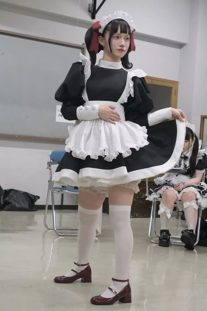 女仆提起裙摆竟是在威吓?日本网友把优雅姿势玩成晒装接力,连多人合照都安排上了! 女仆提起裙摆竟是在威吓?日本网友把优雅姿势玩成晒装接力,连多人合照都安排上了!