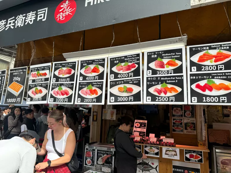 日本游客区餐饮价格引争议,英文招牌越醒目越该绕开?网友为这条提醒分成两派 日本游客区餐饮价格引争议,英文招牌越醒目越该绕开?网友为这条提醒分成两派