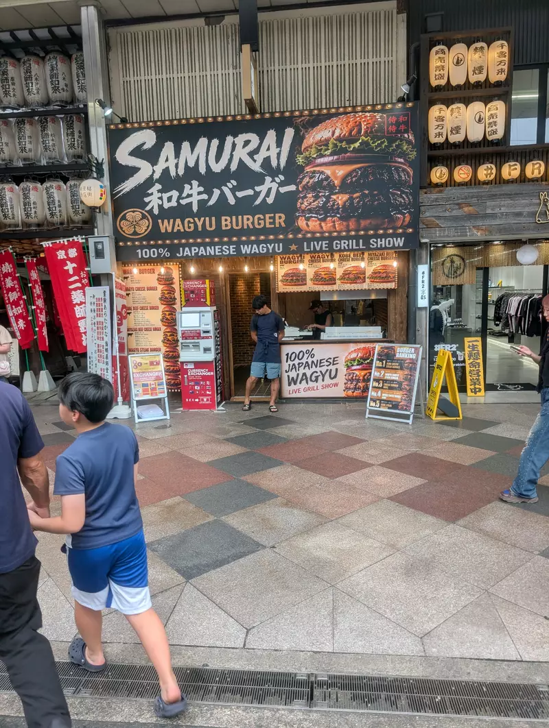 日本游客区餐饮价格引争议,英文招牌越醒目越该绕开?网友为这条提醒分成两派 日本游客区餐饮价格引争议,英文招牌越醒目越该绕开?网友为这条提醒分成两派