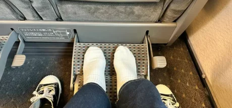 日本网友议论“新干线脚踏板引争议”，穿鞋踩错面就被骂！乘客该守规矩，设计也该讲清楚！ - 奇趣星球报