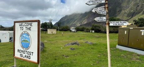 七个传统家族撑起一座孤岛！特里斯坦-达库尼亚居民为何在火山撤离后选择返乡？ - 奇趣星球报