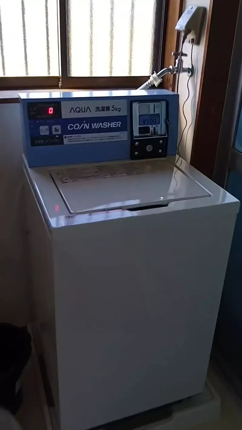 网友花约六万日元买回二手投币洗衣机,在家洗衣也得投币,一把钥匙让硬币反复用 网友花约六万日元买回二手投币洗衣机,在家洗衣也得投币,一把钥匙让硬币反复用