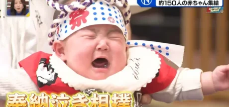日本长野宝宝参加“哭相扑”，先哭就能赢下比赛！台下家长却纷纷笑着忙拍照留念！ - 奇趣星球报