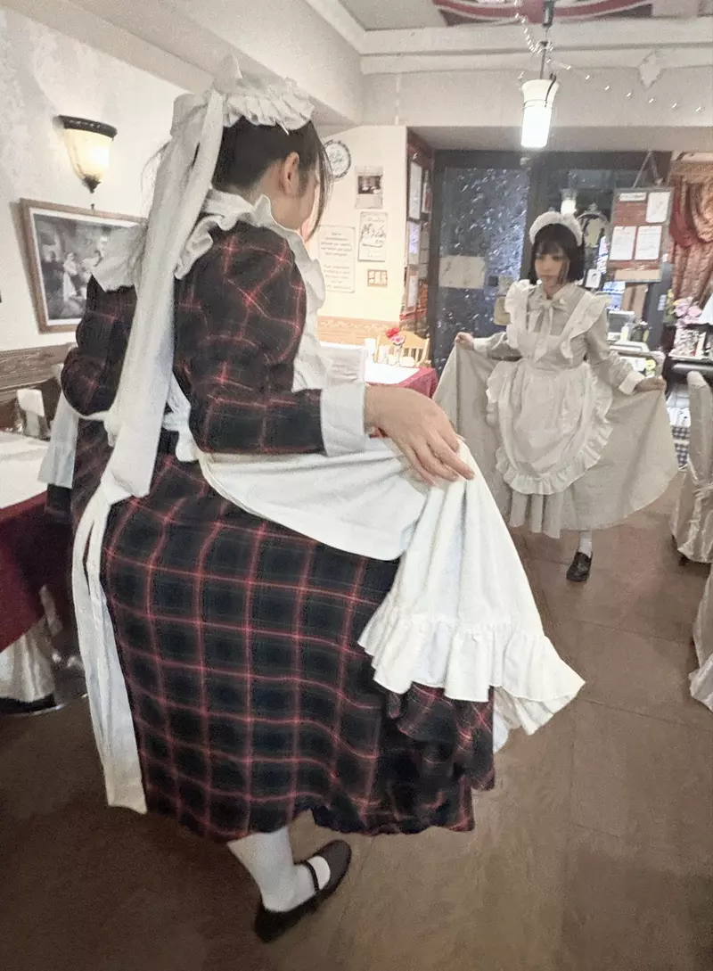 女仆提起裙摆竟是在威吓?日本网友把优雅姿势玩成晒装接力,连多人合照都安排上了! 女仆提起裙摆竟是在威吓?日本网友把优雅姿势玩成晒装接力,连多人合照都安排上了!