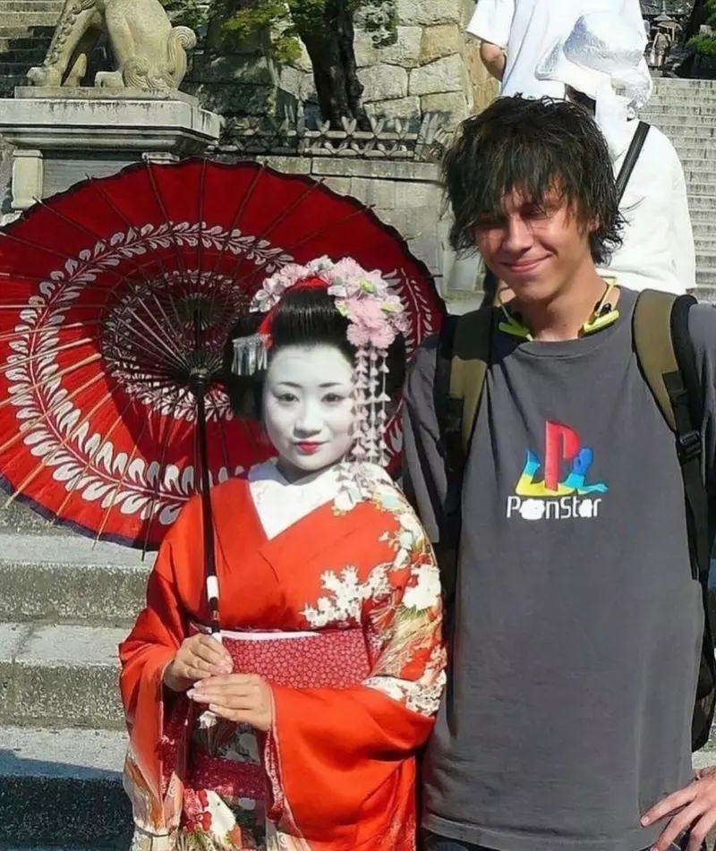 在日本秋叶原拍照“为何要把手搭在胳膊上”!2009年旧照竟成了西语圈粉丝的打卡暗号! 在日本秋叶原拍照“为何要把手搭在胳膊上”!2009年旧照竟成了西语圈粉丝的打卡暗号!