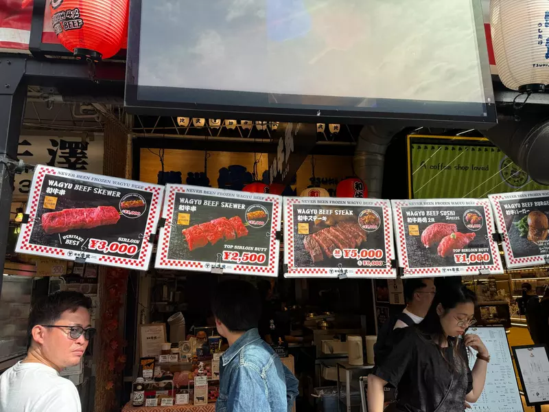 日本游客区餐饮价格引争议,英文招牌越醒目越该绕开?网友为这条提醒分成两派 日本游客区餐饮价格引争议,英文招牌越醒目越该绕开?网友为这条提醒分成两派