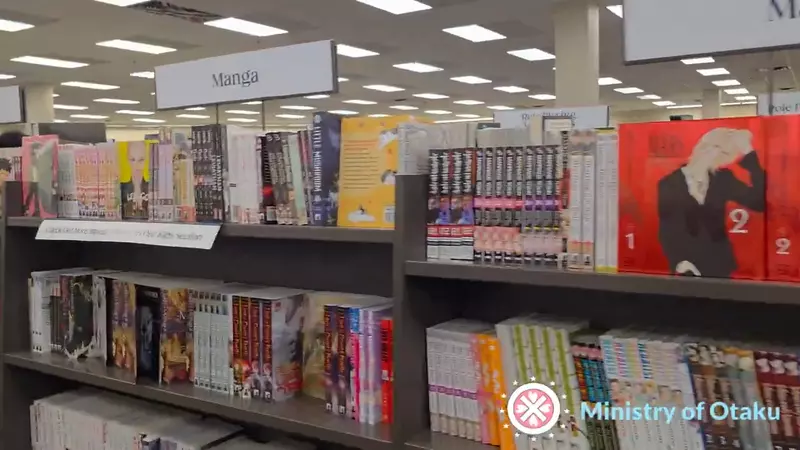 美国书店漫画区照片引发争论:日漫为何更吸引部分读者,题材与阅读门槛成为焦点 美国书店漫画区照片引发争论:日漫为何更吸引部分读者,题材与阅读门槛成为焦点