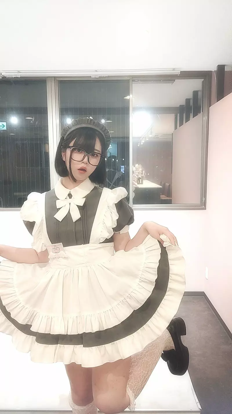 女仆提起裙摆竟是在威吓?日本网友把优雅姿势玩成晒装接力,连多人合照都安排上了! 女仆提起裙摆竟是在威吓?日本网友把优雅姿势玩成晒装接力,连多人合照都安排上了!