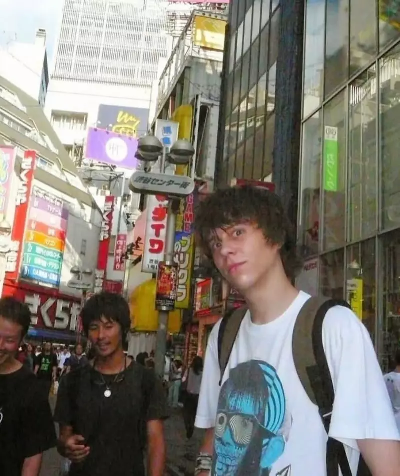 在日本秋叶原拍照“为何要把手搭在胳膊上”!2009年旧照竟成了西语圈粉丝的打卡暗号! 在日本秋叶原拍照“为何要把手搭在胳膊上”!2009年旧照竟成了西语圈粉丝的打卡暗号!
